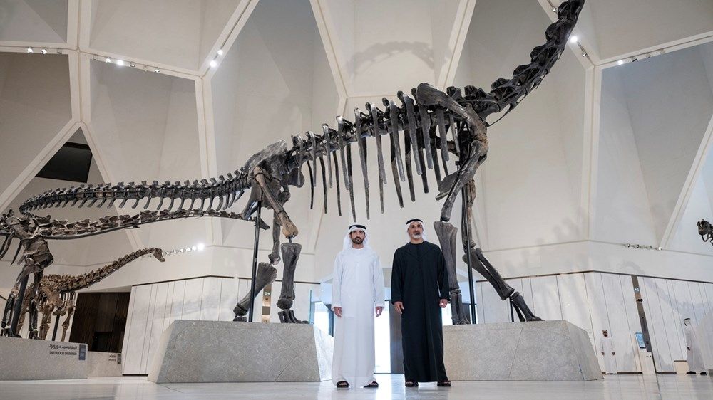 خالد بن محمد بن زايد وحمدان بن محمد بن راشد يقومان بجولة في متحف التاريخ الطبيعي أبوظبي بالمنطقة الثقافية في السعديات