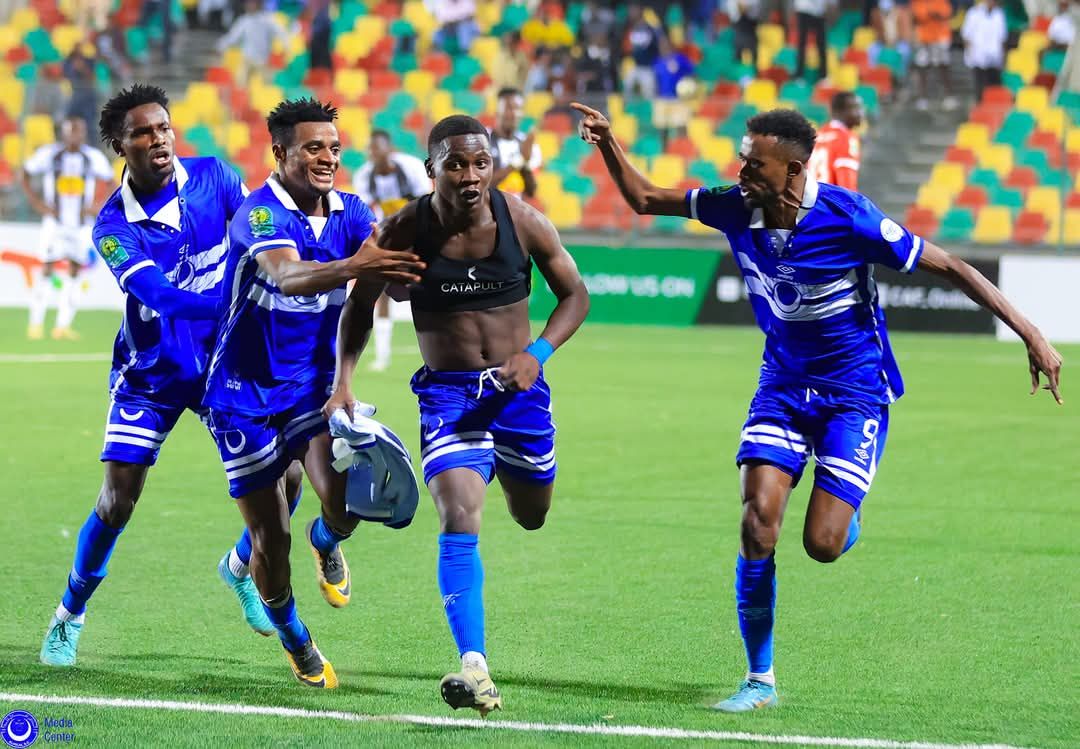 شاهد بالفيديو.. محترف الهلال يثير غضب جمهور المولودية والجهاز الفني ويتسبب في ثورة عقب نهاية المباراة بتصرف غير أخلاقي