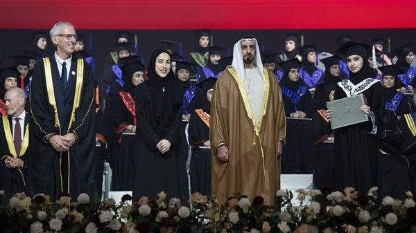 سيف بن زايد يشهد حفل تخريج دفعة «صُنّاع المستقبل» 2025 في جامعة زايد