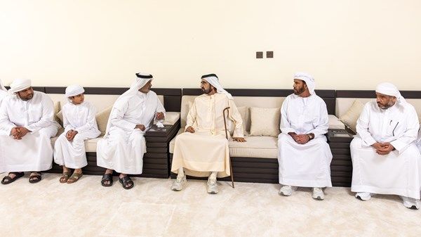 محمد بن راشد يقدّم واجب العزاء في وفاة سعيد المروشد