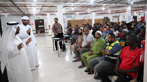 شرطة أبوظبي توعّي بمكافحة الاحتيال الإلكتروني في القرى العمالية