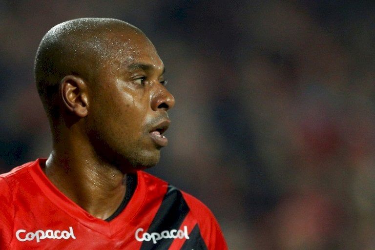 قائد مانشستر سيتي السابق فيرناندينيو يعلن اعتزاله