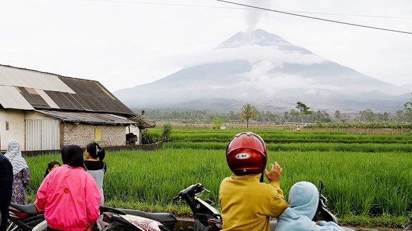 إجلاء المئات في إندونيسيا جراء ثوران بركان «سيميرو»