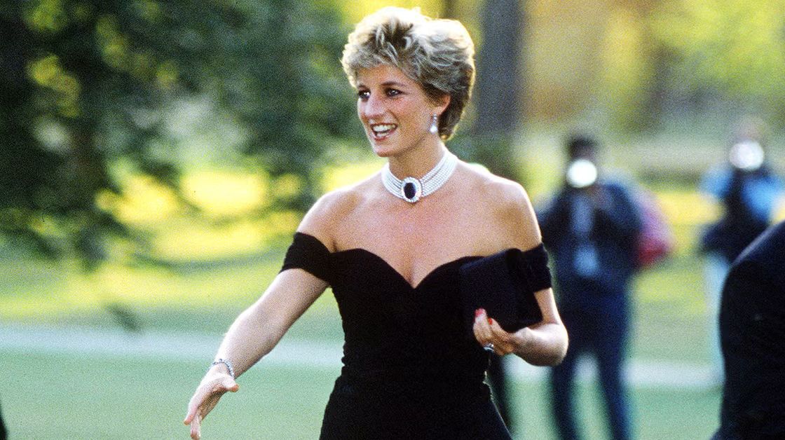 بالصور- تمثال شمعيّ جديد لليدي ديانا في “فستان الانتقام” يُكشف في باريس بعد عقود على رحيلها