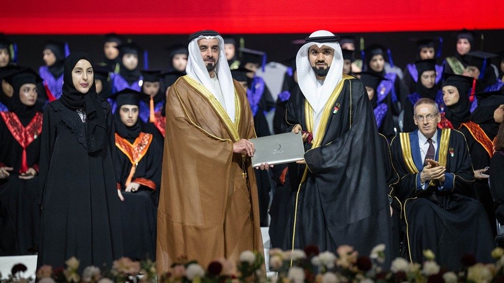 سيف بن زايد يشهد حفل تخريج دفعة «صُنّاع المستقبل» 2025 في جامعة زايد