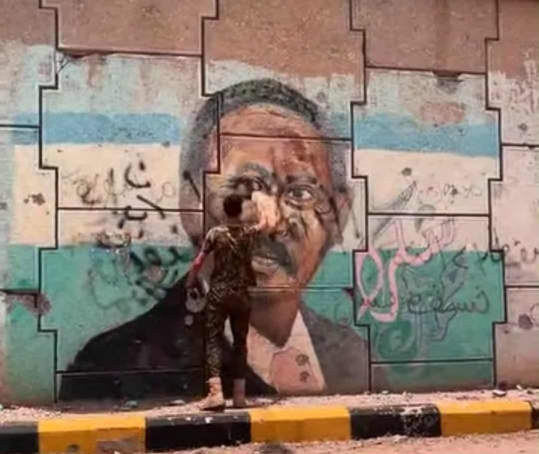 بالصورة والفيديو.. اثار غضب “القحاتة”.. شاهد ماذا فعل شاب سوداني بصورة “حمدوك” المرسومة على جدار حائط بالخرطوم