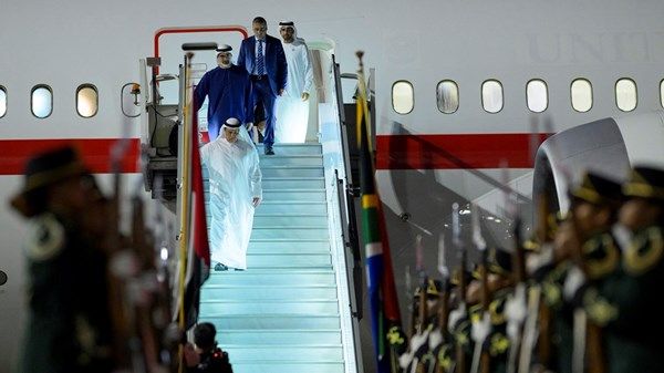 نيابة عن رئيس الدولة.. ولي عهد أبوظبي يصل إلى جوهانسبرغ للمشاركة في أعمال قمة مجموعة العشرين