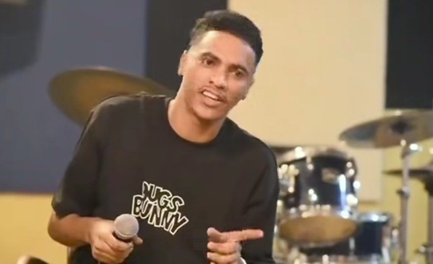 شاهد بالفيديو.. “مُقلد” الفنانة إنصاف مدني يدشن ظهوره الأول بحفل داخل “كافيه” بالقاهرة