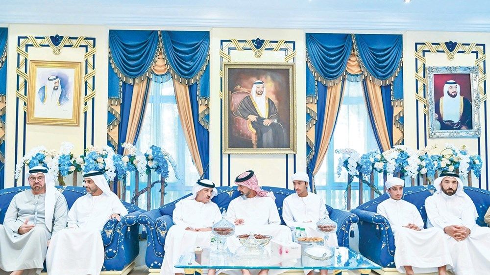 مكتوم بن محمد وعمار بن حميد يعزيان في وفاة أسامة الشعفار