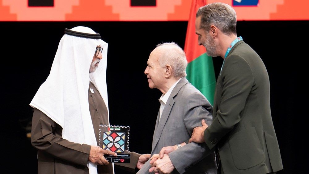 نهيان بن مبارك يشارك أبناء الجالية السورية الاحتفال بموروثهم الثقافي والحضاري