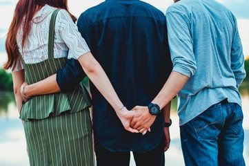 شاهد بالفيديو.. سيدة سودانية تشكو: (جارتي تقيم علاقة غير شرعية مع شقيق زوجها وبسببهما دخلت في مشكلة كبيرة مع زوجي بعد أن سمحت لهما بفعل الفاحشة داخل غرفة منزلنا)