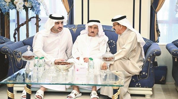 مكتوم بن محمد وعمار بن حميد يعزيان في وفاة أسامة الشعفار