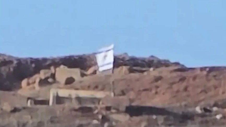 رفع العلم الإسرائيلي جنوب سوريا (فيديو)
