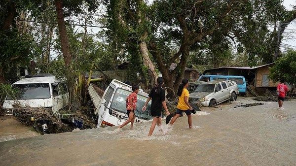 الأمطار الغزيرة تُنذر بموجة جديدة من حُمَّى الضنك في الفلبين