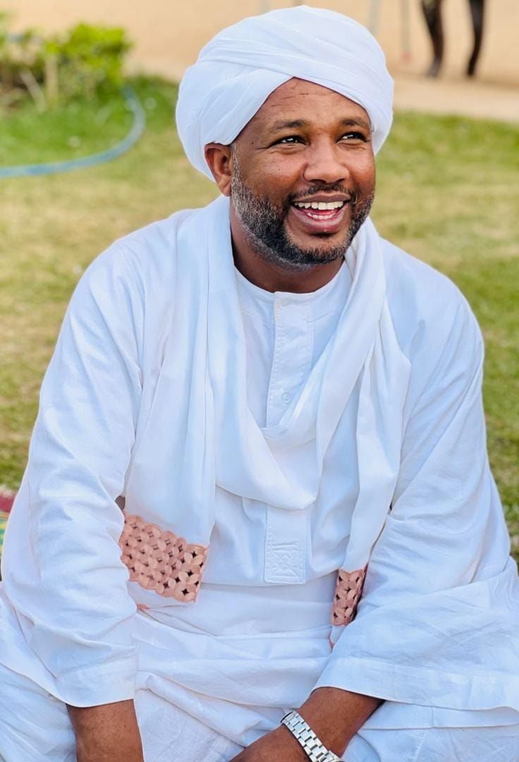 شاهد بالصور.. المقرئ السوداني الشهير “شيخ الزين” يثير تفاعلاً إسفيرياً واسعاً بعد ظهوره بإطلالة شبابية بــ”الجينز” والجمهور: (أنيق تبارك الله ما يسحروك وأعمل حسابك واتحصن من عين البنات)