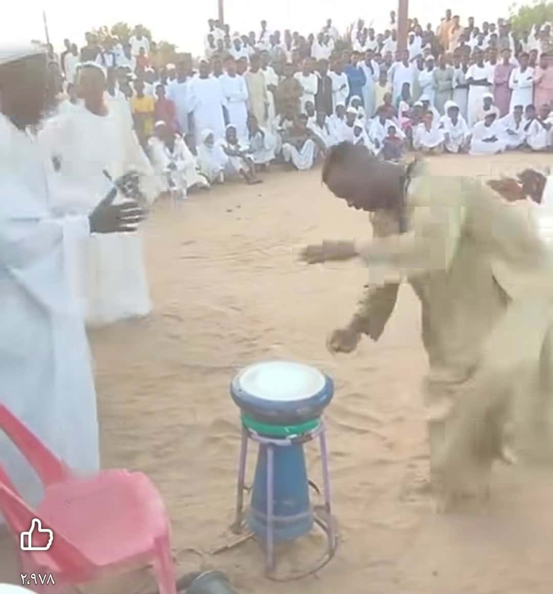 شاهد بالفيديو.. عازف “الطبلة” يفقد السيطرة على نفسه ويدخل في حالة رقص هستيري خلال حفل “طمبور” أحياه الفنان عبد المنعم الفارس