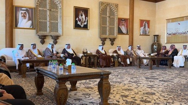 سالم بن سلطان القاسمي يقدّم واجب العزاء في وفاة الشيخ إبراهيم بن حمد آل خليفة بالبحرين