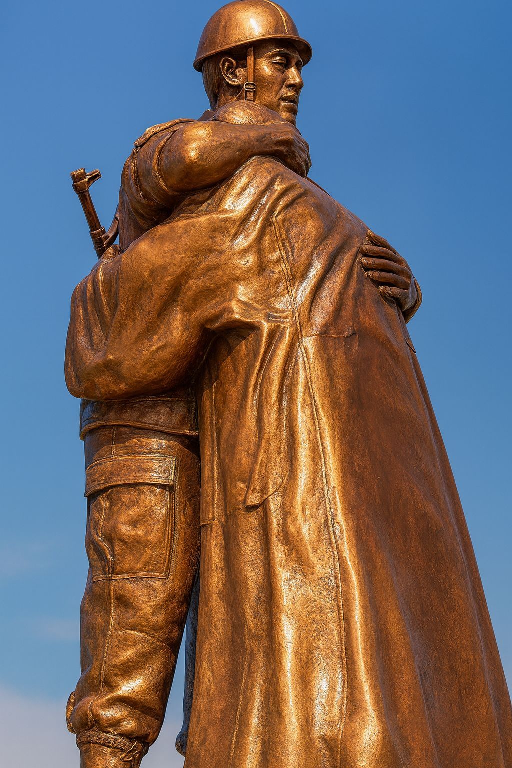 شاهد بالصورة والفيديو.. أحدهم وقف أمامه وأنشد قصيدة.. “تمثال” قائد الجيش “البرهان” يثير جدلاً واسعاً وسط تعليقات متباينة ما بين مشيدة ورافضة (الكاهن يستحق أكثر من ذلك ورجعنا لعبادة الأصنام)