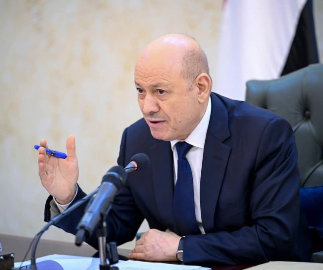 رئيس مجلس القيادة يرأس اجتماعا للحكومة