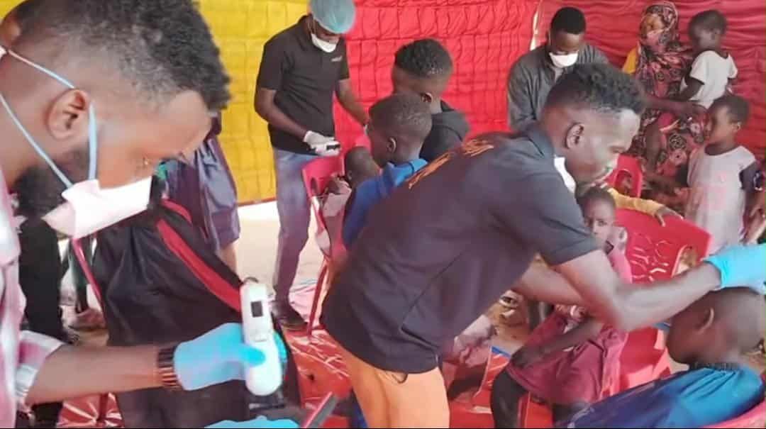 شاهد بالصورة والفيديو.. “الحلاقين” بالولاية الشمالية يغلقون محلاتهم ويتوجهون لمعسكرات النازحين للمشاركة في إسعاد أطفال الفاشر