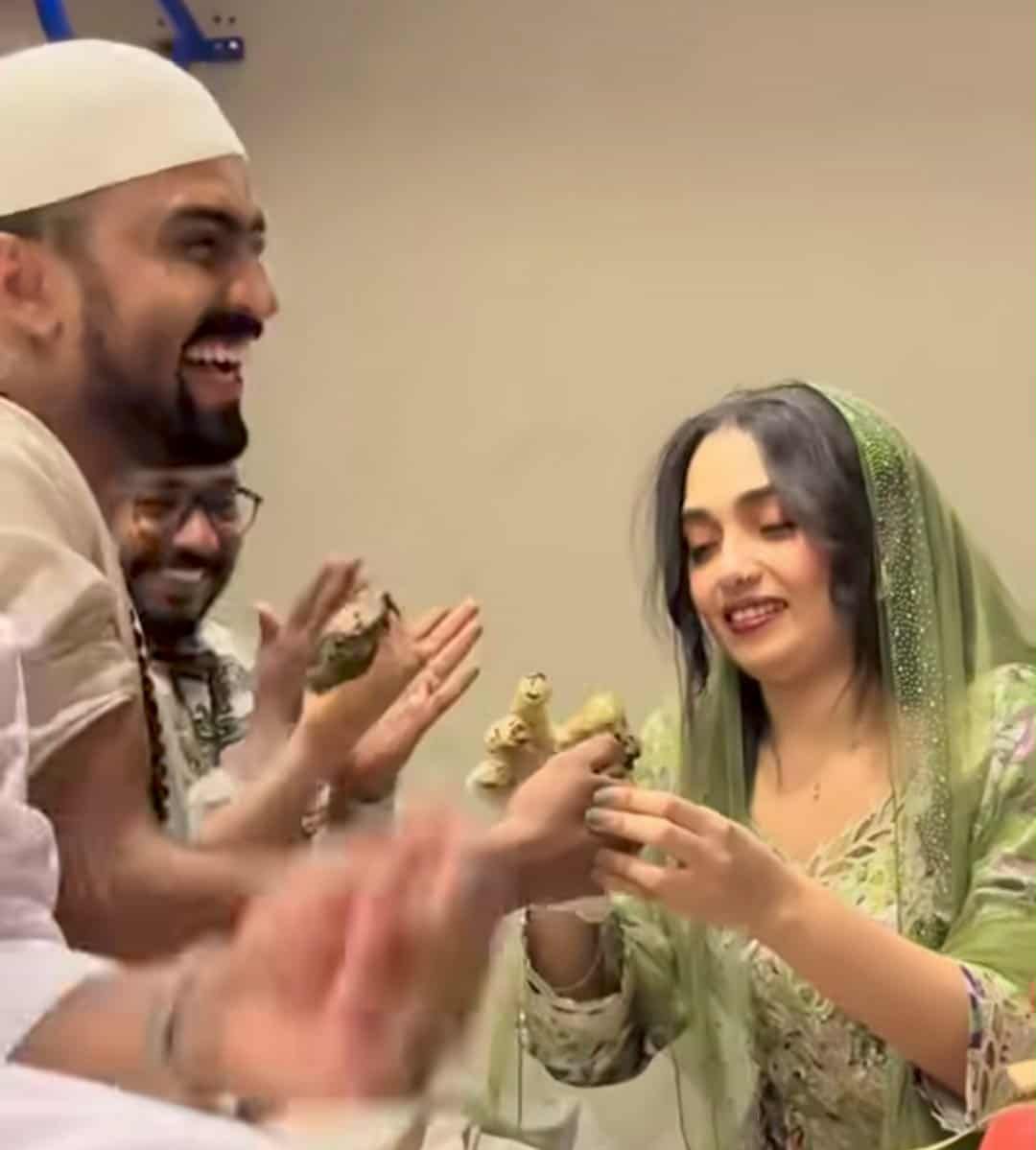 شاهد بالصور والفيديو.. “حنة” عريس سوداني تثير تفاعلاً واسعاً على السوشيال ميديا وشقيقة العريس تخطف الأضواء