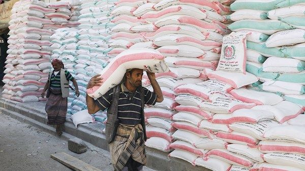 «الغذاء العالمي» يقلص عدد المستفيدين من المساعدات باليمن