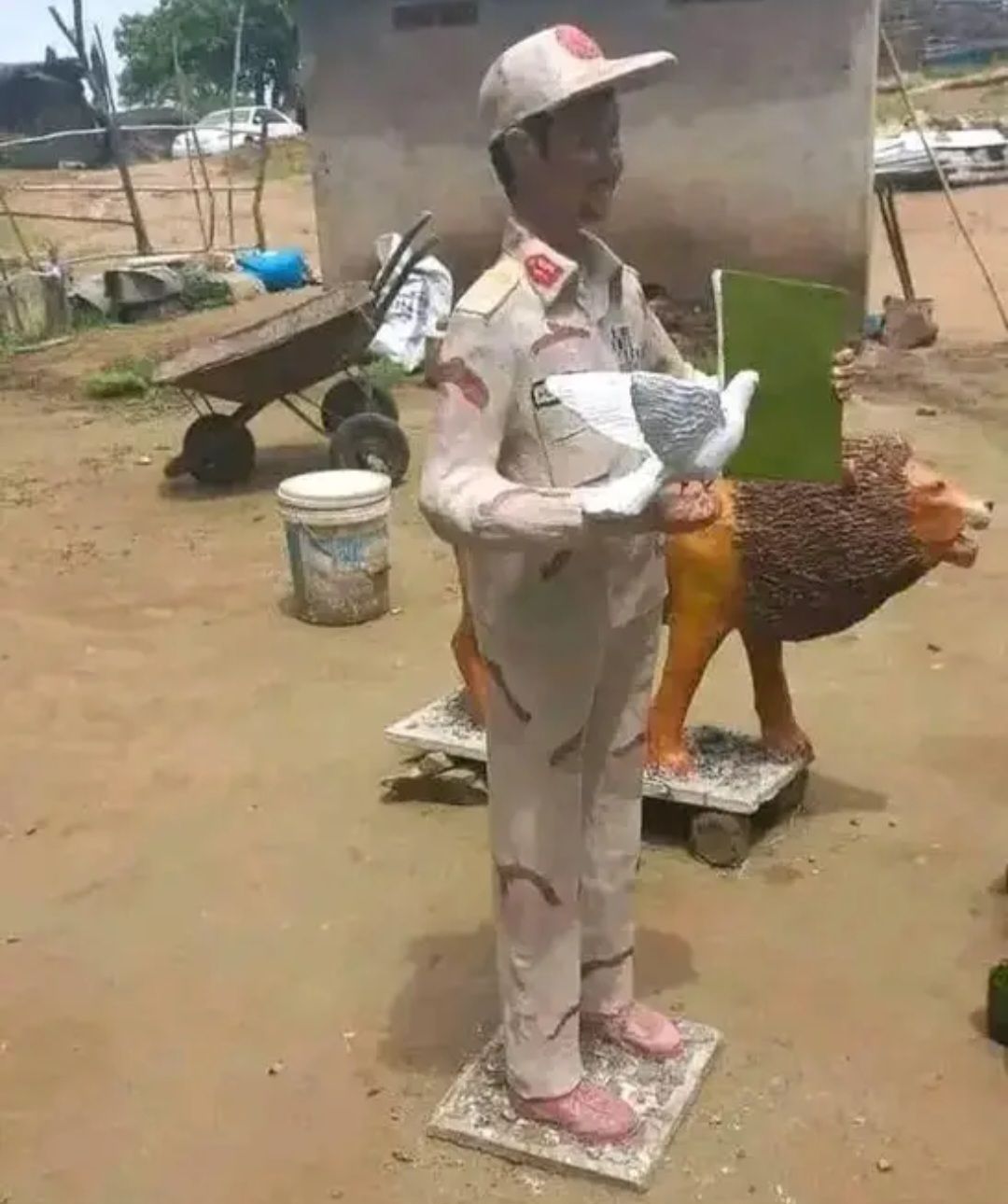 شاهد بالصورة.. تمثال “حميدتي” بدارفور يتعرض لسخرية غير مسبوقة على مواقع التواصل الاجتماعي بالسودان