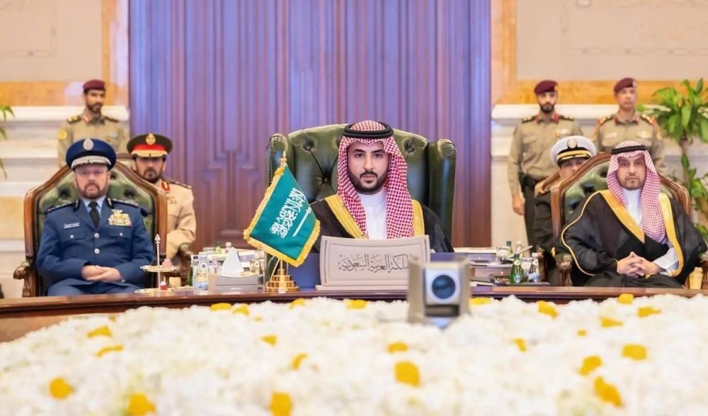 الأمير خالد بن سلمان يبحث التعاون الدفاعي الخليجي في الكويت