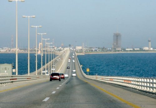 عاجل: السعودية تحدد شروط ورسوم عبور جسر الملك فهد للمقيمين وحاملي تأشيرات الزيارة