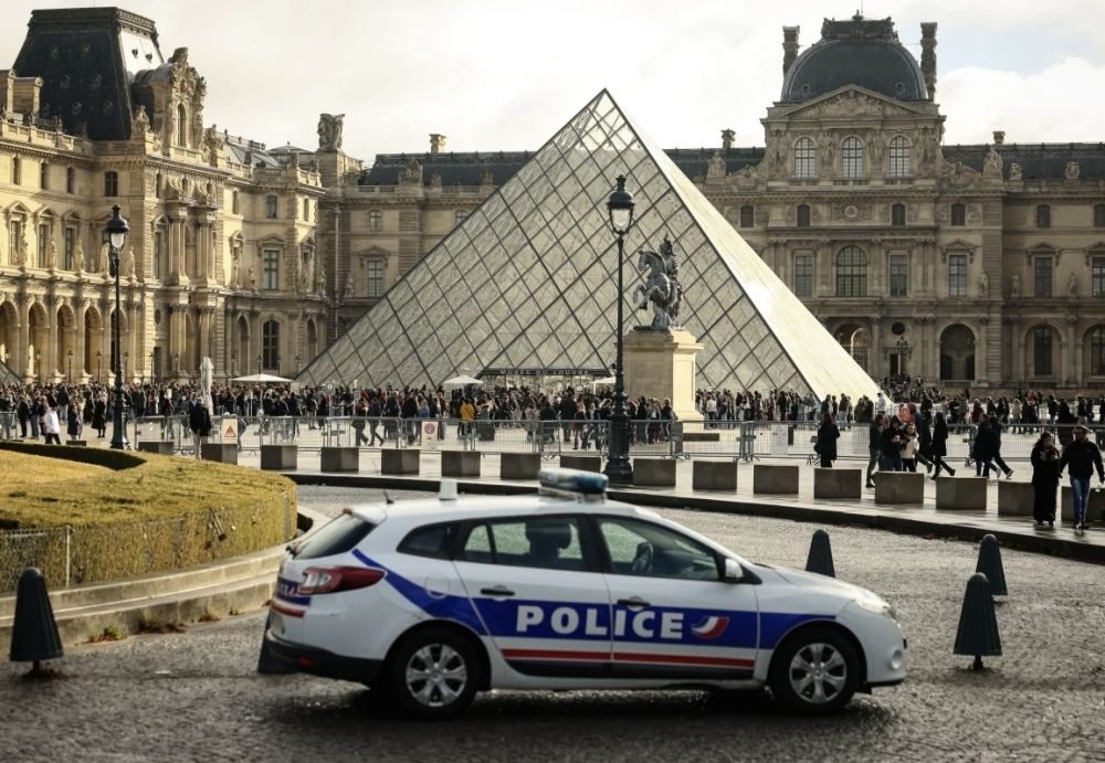 اعتقال 4 مشتبه بهم في سرقة متحف اللوفر