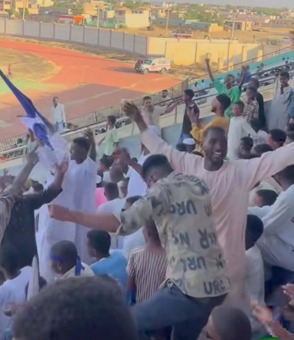 شاهد بالصور والفيديو.. رغم الحرب والمعاناة.. جمهور كرة القدم بإستاد “ربك” يطرب نفسه بالمدرجات ويغني بمصاحبة الفرقة الموسيقية خلال إحدى المباريات “يا ظبية المسالمة”