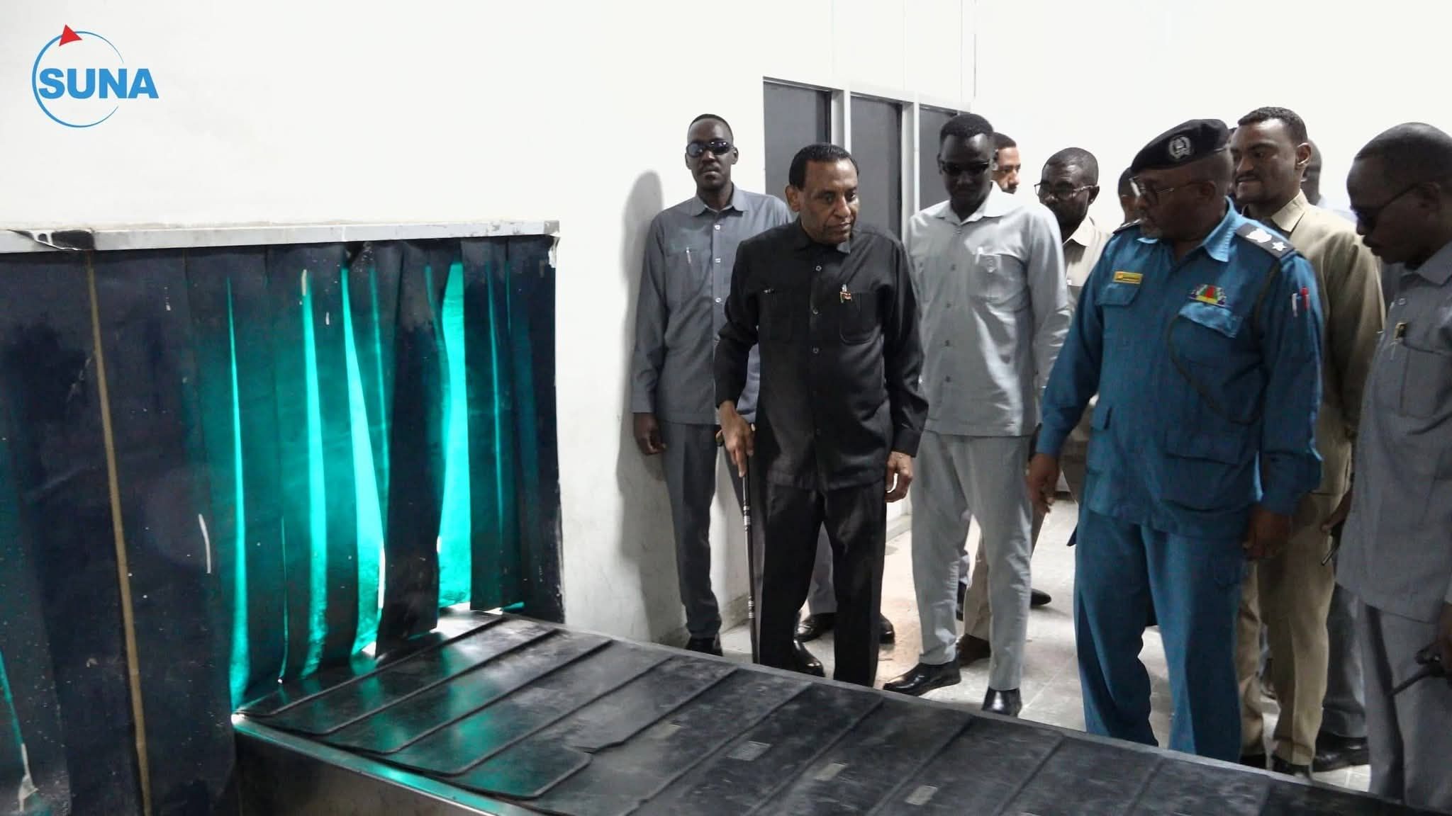 كامل إدريس يوجه بترقية وتطوير الأداء بمطار بورتسودان