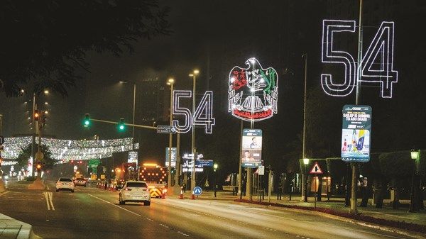 أبوظبي تتألق بزينة عيد الاتحاد الـ 54