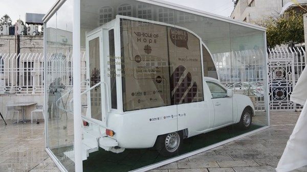 سيارة بابا الفاتيكان تتحول لعيادة متنقلة لأطفال غزة