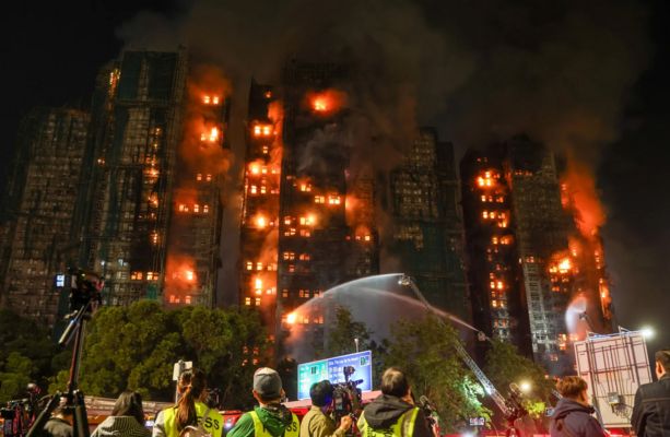 55 قتيلًا ونحو 270 مفقودًا جراء حريق في مجمع سكني في هونغ كونغ وتوقيف 3 أشخاص