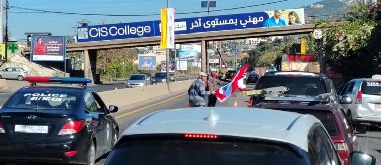 ​الخليج 365​ : ازدحام مروري على أوتوستراد الصفرا- جبيل بسبب تركيب أعلام لبنان والفاتيكان