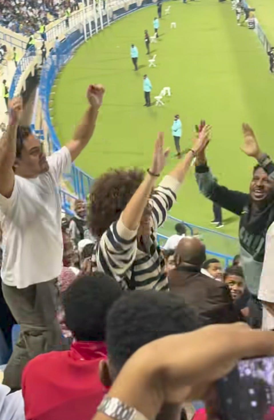 شاهد بالصورة والفيديو.. الجمهور السوداني يمازح حسناوات لبنان عقب نهاية المباراة بالغناء: (الجماعة مرقوا) والحسناوات يظهرن روح رياضة عالية ويتفاعلن مع المزاح بالرقص والتصفيق