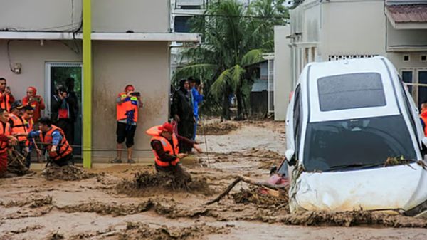 إندونيسيا تكثّف البحث عن الضحايا بعد الفيضانات والانهيارات الأرضية