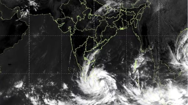 الهند تُعلن تحرك إعصار باتجاه ولاية تاميل نادو