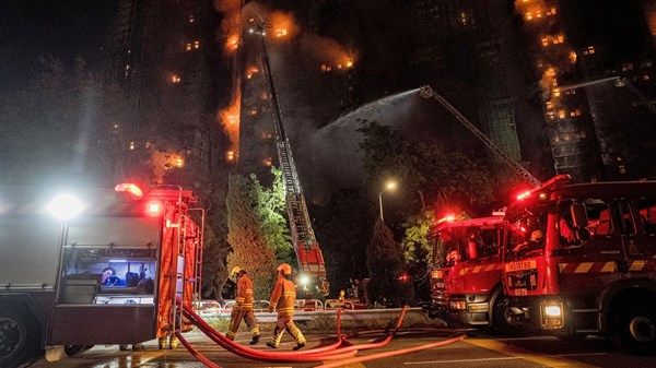 مقتل 36 شخصًا في حريق اجتاح أبراجًا سكنية في هونغ كونغ