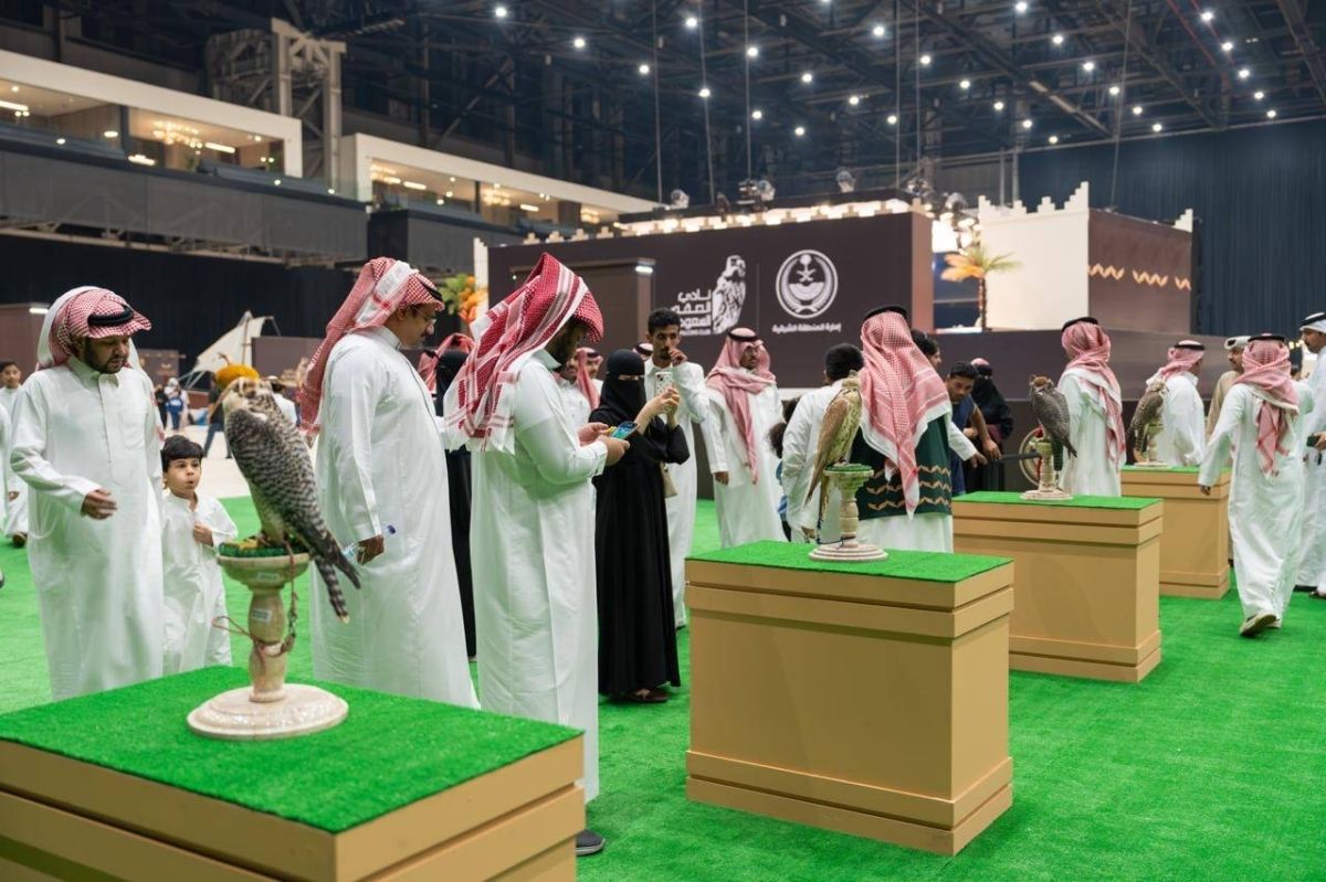 هد الصقر والملواح.. تجربة تفاعلية تجذب زوار كأس نادي الصقور 2025 بالظهران