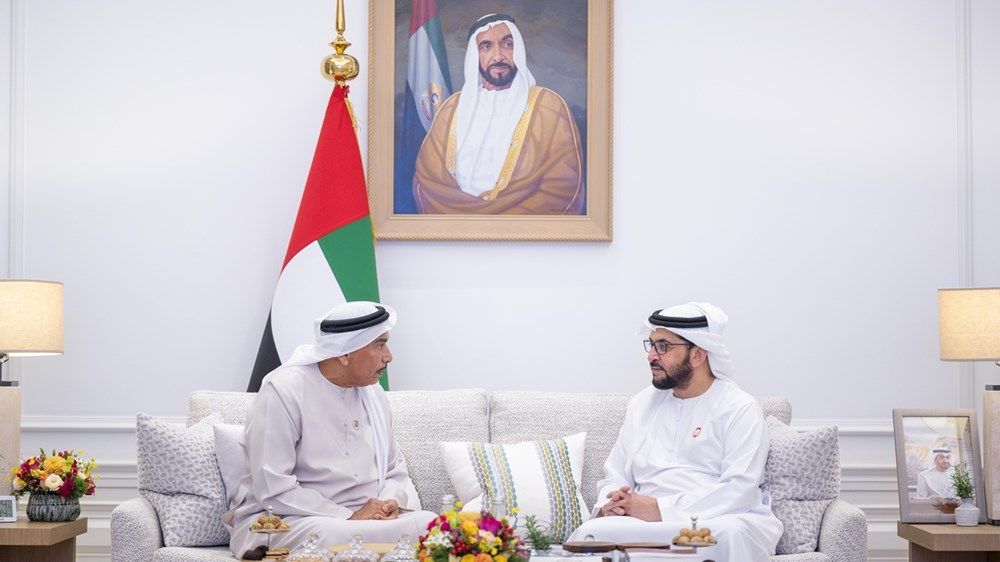 حمدان بن زايد يستقبل رئيس اللجنة العليا لسباق زايد الخيري