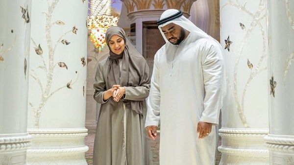 وزير الخارجية وشؤون الكاريبي في ترينيداد وتوباغو يزور جامع الشيخ زايد الكبير بأبوظبي