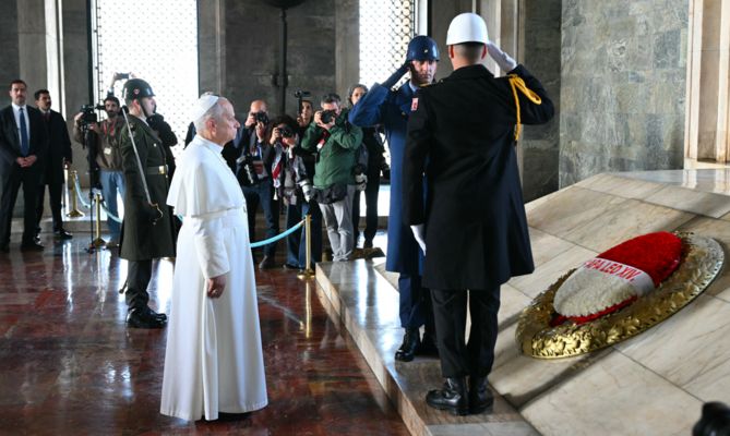 البابا لاوون يزور ضريح مصطفى كمال أتاتورك في أنقرة