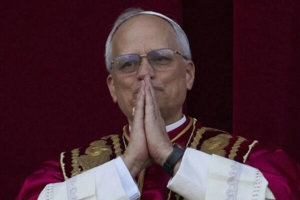 ​الخليج 365​ : علم لبناني ام أعلام حزبية في استقبال البابا؟