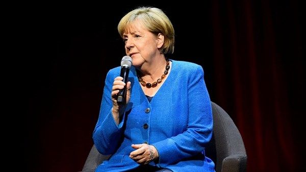 ميركل تدعو إلى التعامل بنهج حازم مع «البديل الألماني»