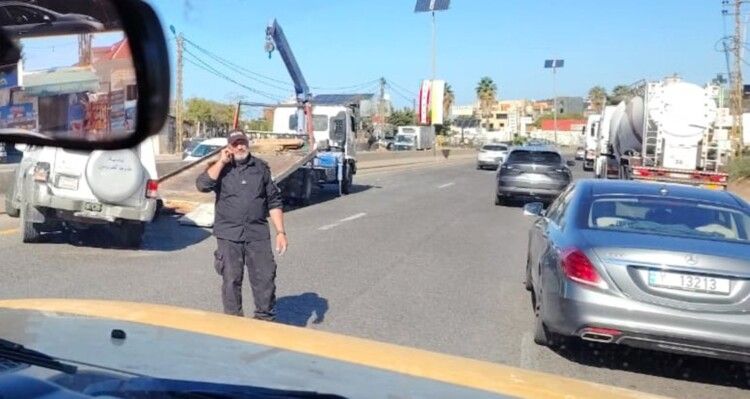 ​الخليج 365​ : ازدحام مروري على أوتوستراد الصفرا- جبيل بسبب تركيب أعلام لبنان والفاتيكان