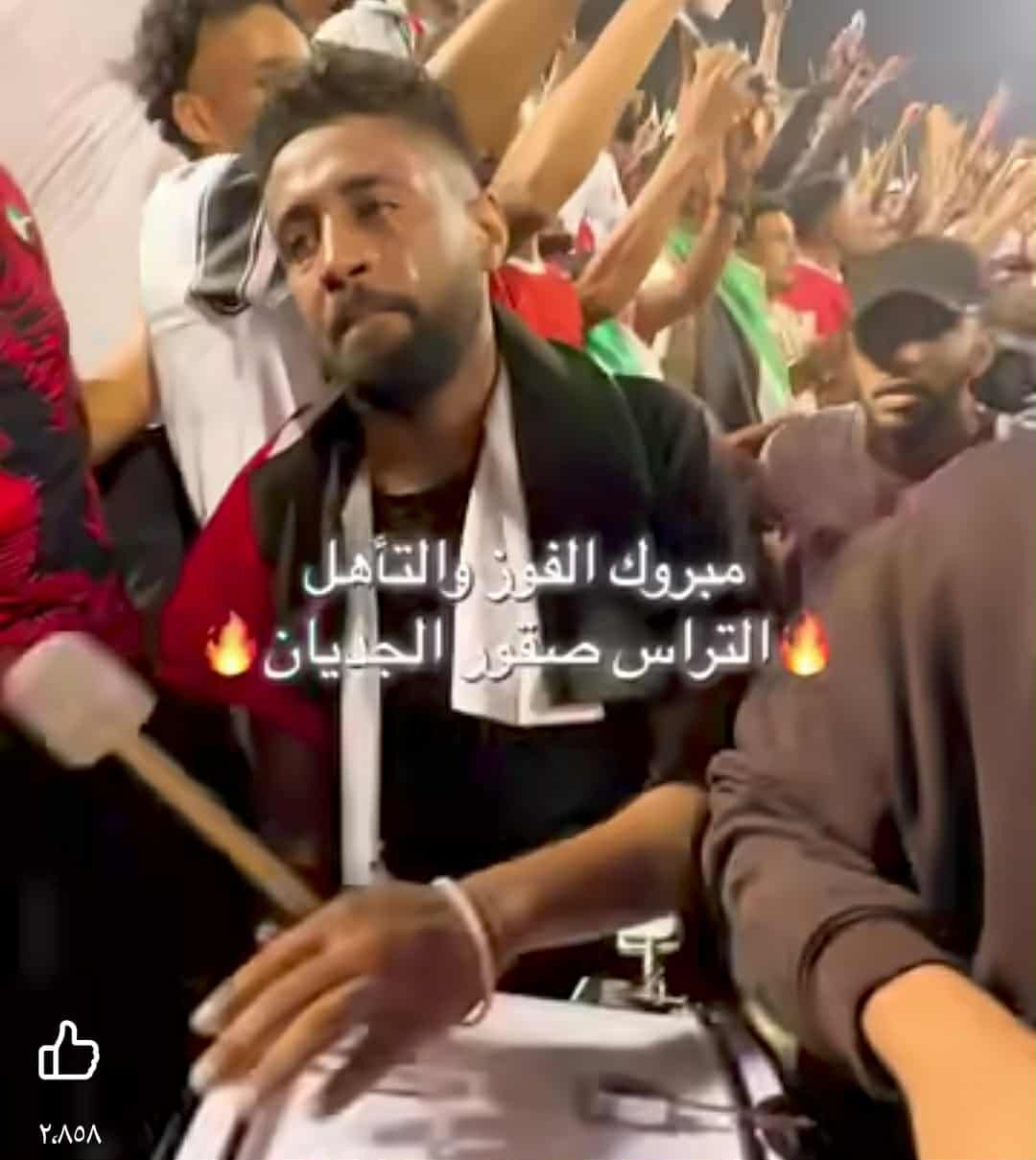 شاهد بالصورة والفيديو.. في لقطة مؤثرة.. قائد مشجعي المنتخب السوداني ينهار بالبكاء وهو يستحضر ذكريات الوطن