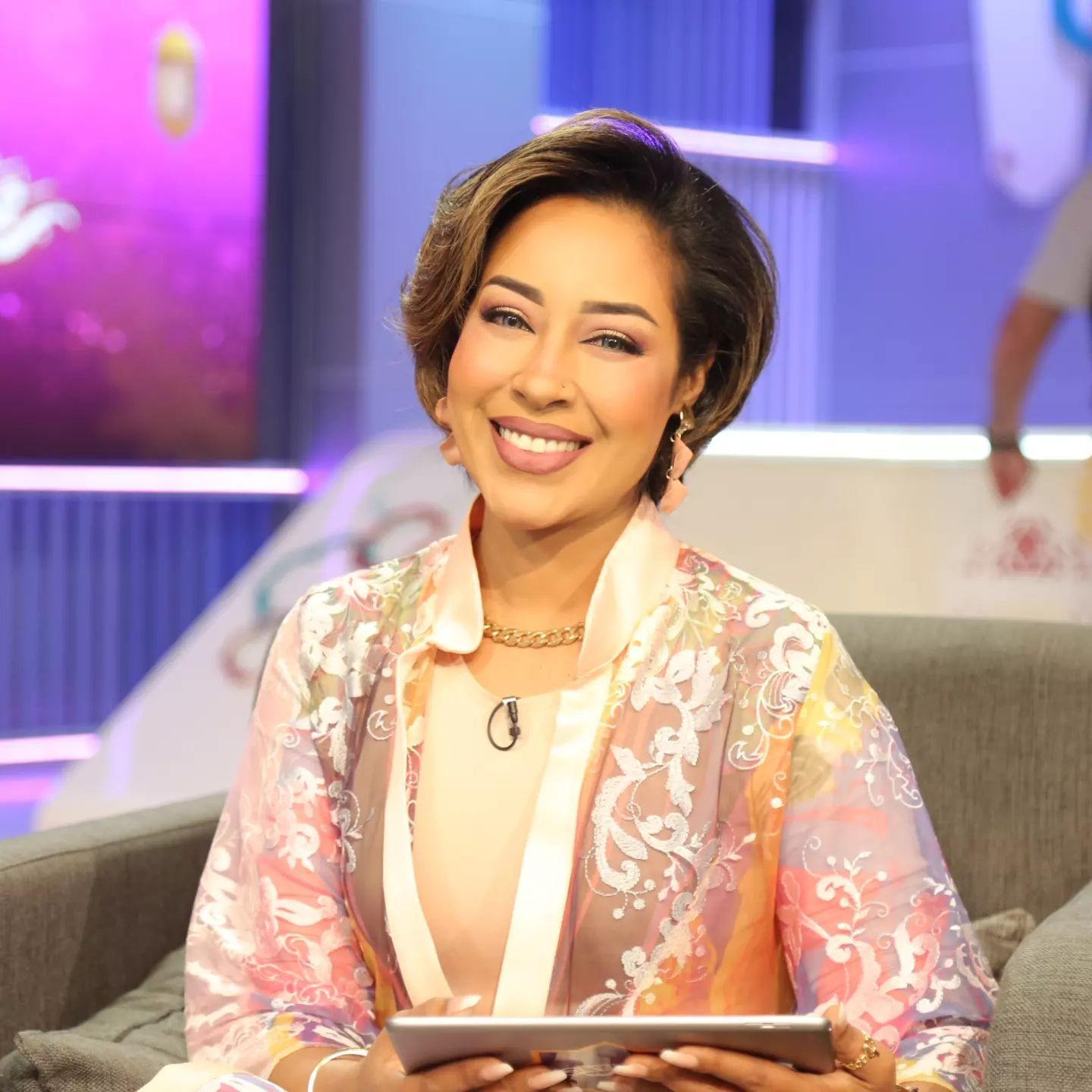 بالصورة.. مذيعة سودانية كانت تقيم في لبنان: (أعتقد والله اعلم إن أنا اكتر انسان اتسأل حشجع مين باعتبار اني جاسوسة مدسوسة على الاتنين) والجمهور يسخر: (هاردلك يا نانسي عجرم)