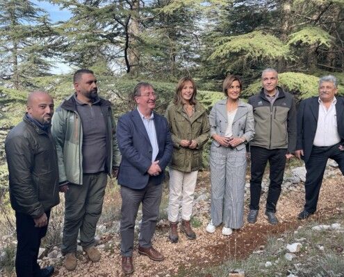 السفير البريطاني ووزيرة البيئة افتتحا "درب الملك تشارلز الثالث" لإعادة التشجير في محمية الشوف